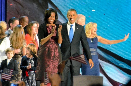 写真・図版 : 再選が決まり、妻のミシェルさんらとともに、笑顔をみせるオバマ大統領＝2012年11月8日、イリノイ州シカゴ