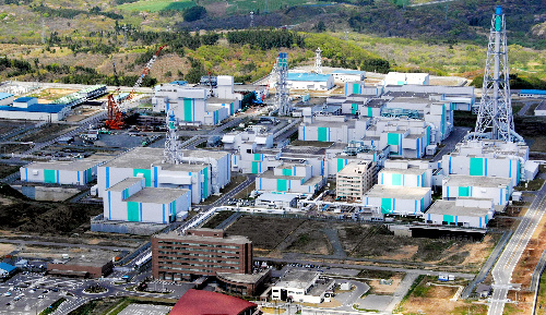 写真・図版 : 日本原燃の使用済み核燃料の再処理工場。コストや技術面などから核燃料サイクル政策の見直し議論が起きている＝２００８年５月、青森県六ケ所村、本社機から