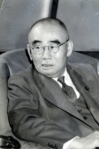 写真・図版 : 自民党総裁時代の石橋湛山＝1956年