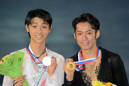 写真・図版 : 2012年12月のＧＰファイナルで優勝した高橋大輔（右）と２位の羽生結弦