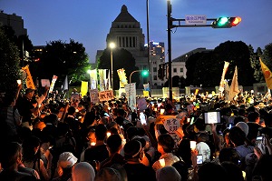 写真・図版 : 毎週金曜日を中心に、国会周辺で原発再稼働反対を訴えるデモが続く＝２０１２年７月２９日、東京・永田町