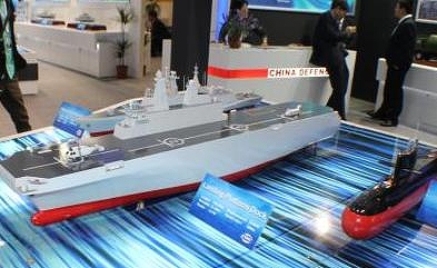 写真・図版 : 中国は多目的揚陸艦や潜水艦も売りこんでいる＝筆者撮影