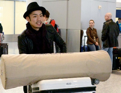 写真・図版 : カナダのトロント空港に到着した高橋大輔＝2013年3月11日