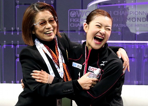 写真・図版 : 女子ＳＰ自己最高の得点を確認し、山田満知子コーチ（左）と抱き合う村上佳菜子