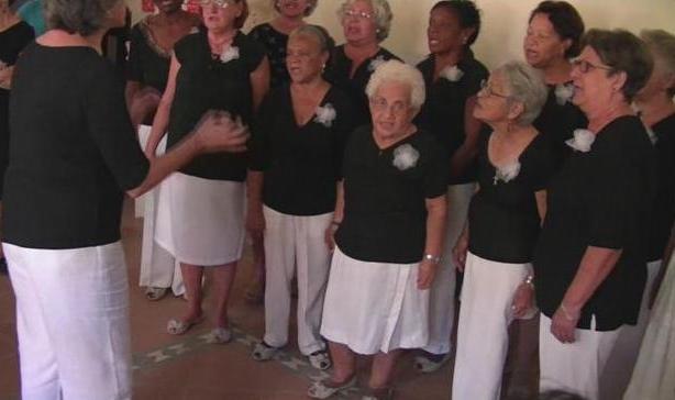 写真・図版 : 喜々として歌う高齢者の合唱団