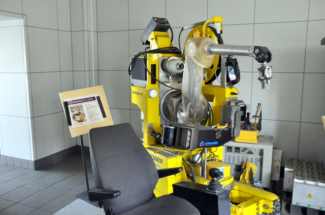写真・図版 : 耐高放射線対応ロボット「MEHNIR」＝筆者撮影
