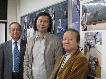 写真・図版 : 数学者の写真を撮った河野裕昭さん（右）とコーディネートした亀井哲治郎さん（左）。真ん中は、JIRプロジェクト発案者の藤原耕二・京都大学教授
