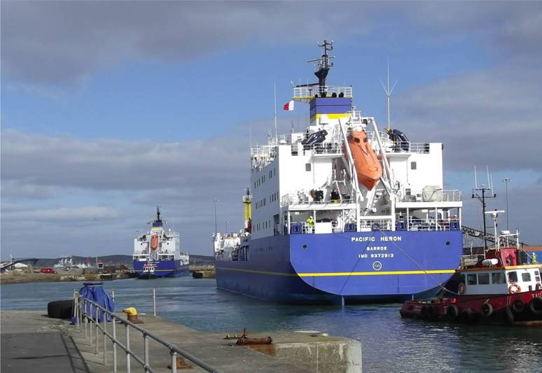 写真・図版 : フランスから関電向けのＭＯＸ燃料輸送に使われている輸送船。今春、英国で。(photo by Martin Forwood)