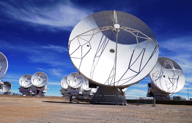 写真・図版 : 標高５０００メートルの砂漠に広がるアルマの望遠鏡群