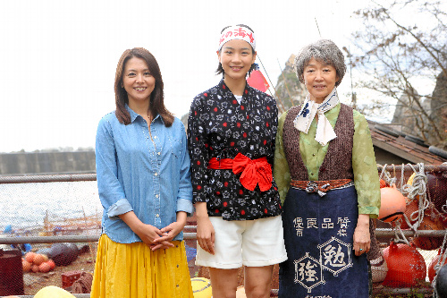 写真・図版 : 「あまちゃん」に出演する３世代。左から天野春子（小泉今日子）、アキ（能年玲奈）、夏（宮本信子）