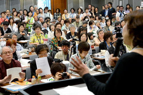 写真・図版 : 「橋下発言に抗議する緊急院内集会」＝2013年5月22日、東京・永田町の参院議員会館