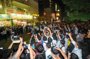 前田敦子さんの卒業公演後、ＡＫＢ４８劇場の前に多くのファンが集まった＝2012年8月27日、東京・秋葉原 