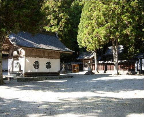 写真・図版 : 護山神社（岐阜県）では、小水力発電が検討されている。後方の山側に江戸時代の水車用遺溝がある＝写真はいずれも筆者撮影