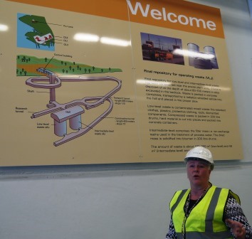 写真・図版 : 低レベル放射性廃棄物処分場の入り口で説明するアン・ニエミさん