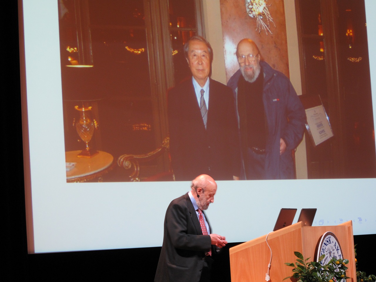 写真・図版 : ノーベル賞講演をするジャンニさん