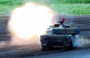 実射が公開された１０式戦車＝2012年8月26日、東富士演習場
