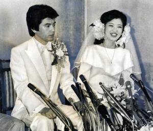 写真・図版 : 披露宴前の記者会見で、山口百恵さんと三浦　友和さん＝1980年11月