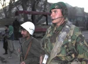 アフガニスタンのカブールで、アフガン兵と並んでパトロールをする英海兵隊員（右）＝2001年12月29日