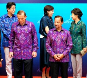 インドネシア・バリ島で開かれたアジア太平洋経済協力会議（ＡＰＥＣ）参加国首脳との記念撮影で、韓国の朴槿恵（パク・ク・ネ）大統領と笑顔で言葉を交わす安倍昭恵さん＝2013年10月7日