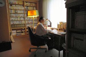 小説「虹の岬」で谷崎潤一郎賞を受賞したころ＝１９９４年８月、東京・麻布の自宅書斎で