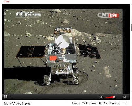 写真・図版 : 嫦娥３号が撮影した月探査車「玉兎号」のカラー写真＝国営中国中央テレビのウェブサイトから 