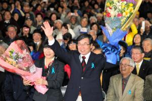 写真・図版 : 名護市長に再選された稲嶺進氏＝2014年1月19日
