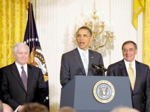 写真・図版 : ホワイトハウスで、新国防長官となるパネッタＣＩＡ長官（当時、右）やオバマ大統領と会見に臨むゲーツ国防長官（左）＝2011年4月 