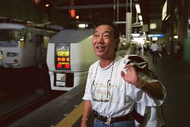 写真・図版 : 新曲「あゝ上野駅ありがとう」のキャンペーンで上野駅に降り立った歌手・井沢八郎。思い出の１８番ホームで＝1999年