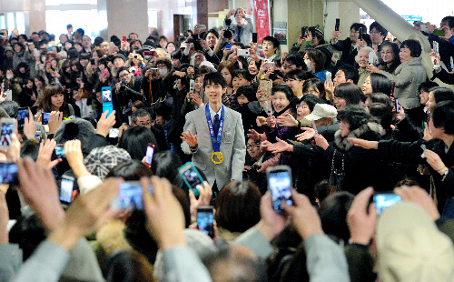 写真・図版 : ソチ五輪後、地元に帰り、仙台市役所で大歓迎される＝2014年2月26日、仙台市青葉区