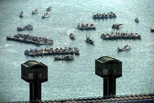諫早湾の開門調査を命じた福岡高裁確定判決の履行を求め、潮受け堤防の排水門前で抗議する漁民たち＝2014年3月24日