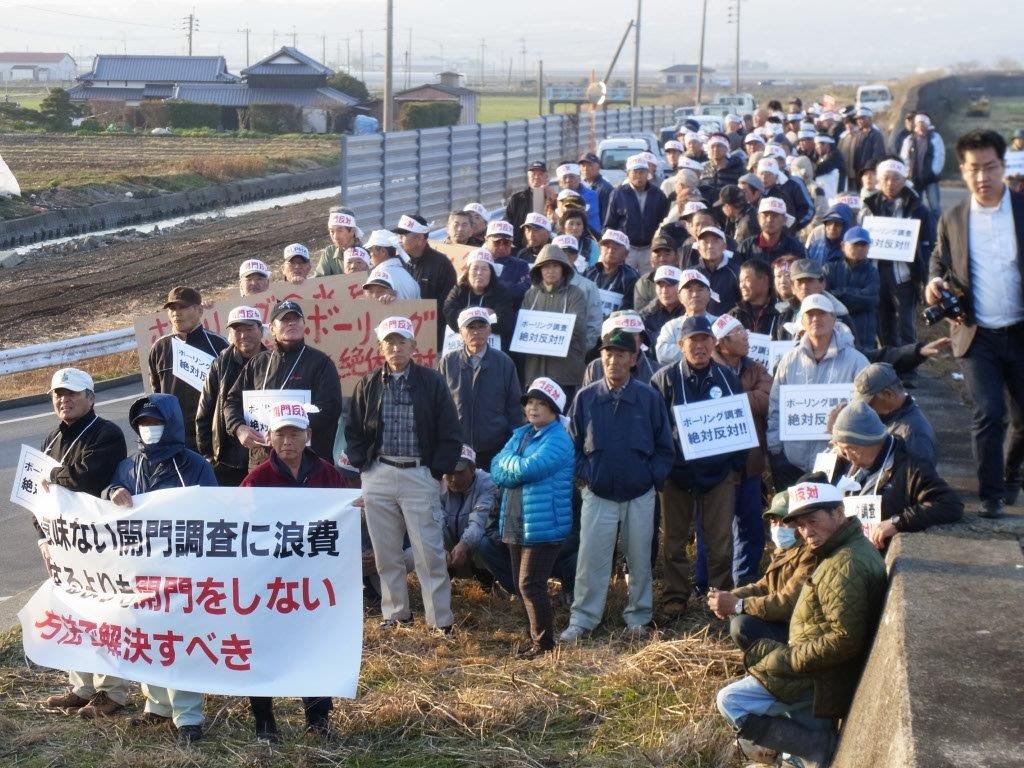 林芳正大臣の現地視察の際、開門反対を訴える農民の２ 2013年2月