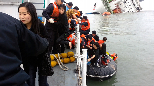 沈没寸前のセウォル号から救出され、別の船に乗り移る乗客。現場に真っ先に到着した警備艇の救助隊員が携帯電話で撮影した映像の一場面＝提供・韓国海洋警察庁