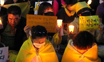 ソウルの中心部で旅客船沈没事故の犠牲者を悼み、真相究明などを求める市民ら