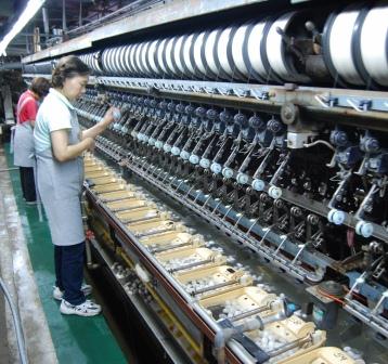 写真・図版 : 稼働中の碓氷製糸工場。こうした機械を用いて繭から糸をとる