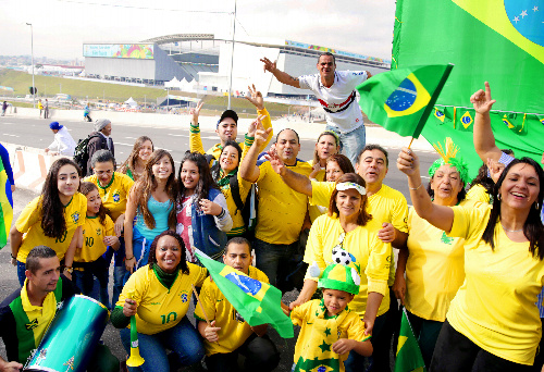 Ｗ杯開幕を前に盛り上がるブラジルのサポーターら＝１２日午前９時２７分、ブラジル・サンパウロ