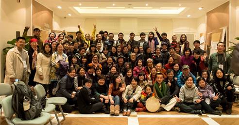 写真・図版 : 「東アジア地球市民村2014 in上海」2日目ワークショップ後の記念写真（日中市民社会ネットワーク提供）