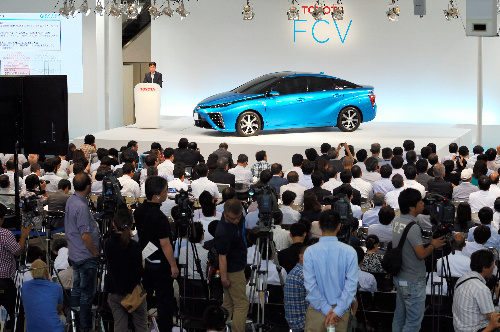 トヨタ自動車の「ＦＣＶ」の発表会にはたくさんの報道関係者らが集まった＝２０１４年６月２５日午後、東京都江東区、山本裕之撮影
