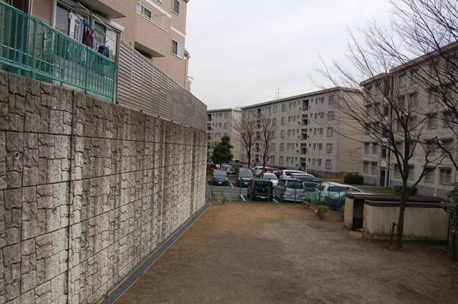 東京都江戸川区平井７丁目に２００４年に完成したスーパー堤防（左）。右は国家公務員住宅。