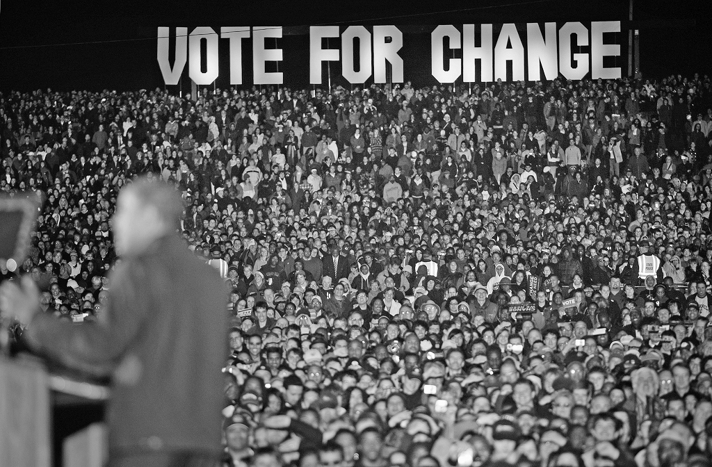 写真・図版 : 民主党のオバマ候補（手前）の最後の集会には大勢の支持者が詰めかけた＝２００８年１１月、バージニア州マナサス