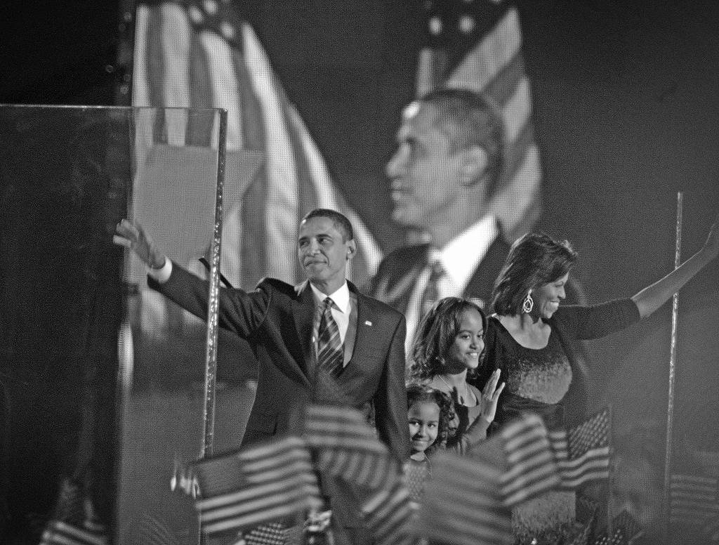 写真・図版 : 当選を決めたオバマ候補は、家族と共に手を振って支持者に応えた＝２００８年１１月、シカゴ