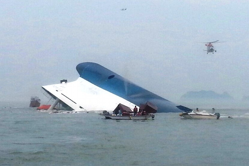東巨次島から救助に駆けつけた漁師、車正録さんが撮影したセウォル号。船体は空気を霧のように噴き上げながら沈んだ＝２０１４年４月１６日、韓国南西部・東巨次島周辺 