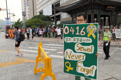 写真・図版 : セウォル号沈没事故を「忘れない」と書いたメッセージ＝2014年6月18日、ソウル