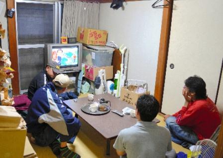 写真・図版 : ホームレスの人たちの自立を支援する施設。路上で暮らす人たちが集まり、シャワーを浴びたり、テレビを見たりしていた＝東京都三鷹市