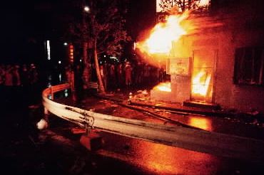 写真・図版 : 1969年、「10・21　国際反戦デー」で、学生たちの火炎瓶によって全焼した東京・新宿三光町の四谷署・御苑大通り交番