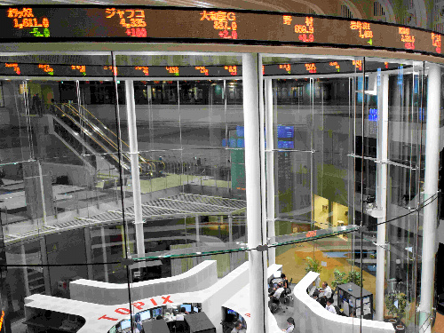 株価情報が表示される東京証券取引所内