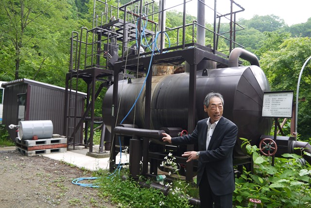 写真・図版 : 福島市の土湯温泉の温泉発電所建設予定地。現在は源泉くみ上げの装置がある。