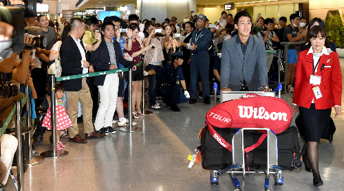 全米オープンで準優勝し、帰国した錦織圭選手を多くのファンが出迎えた＝１３日午後、成田空港