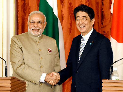 写真・図版 : 安倍晋三首相とインドのモディ首相＝2014年9月1日、東京都港区の迎賓館