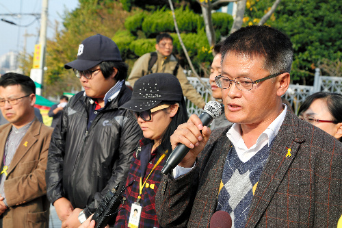 セウォル号事故で船長らへの判決が出た後、記者会見する遺族ら＝2014年11月11日、光州地裁