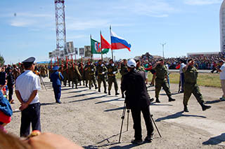 写真・図版 : ハルハ河戦争勝利のパレードに登場したロシア軍（８月、チョイバルサン、ツェデンバルジル・トゥメン撮影）